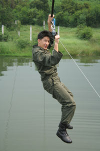 ไต่ราวเชือกสูงเท่าตึก 4 ชั้น	แชมป์ วศิษ โชว์ฟอร์มพระเอกเต็มตัวใน เาชนไก่