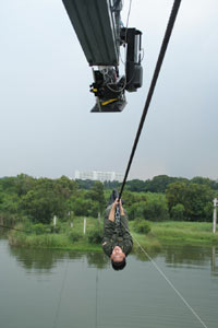 ไต่ราวเชือกสูงเท่าตึก 4 ชั้น	แชมป์ วศิษ โชว์ฟอร์มพระเอกเต็มตัวใน เาชนไก่