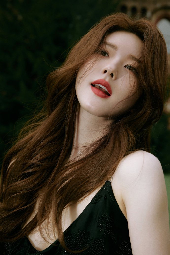 จ้าวลู่ซือ โดนเหยียดในงานแฟนชั่นที่มิลาน