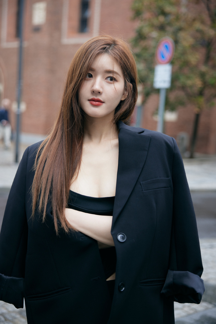 จ้าวลู่ซือ โดนเหยียดในงานแฟนชั่นที่มิลาน