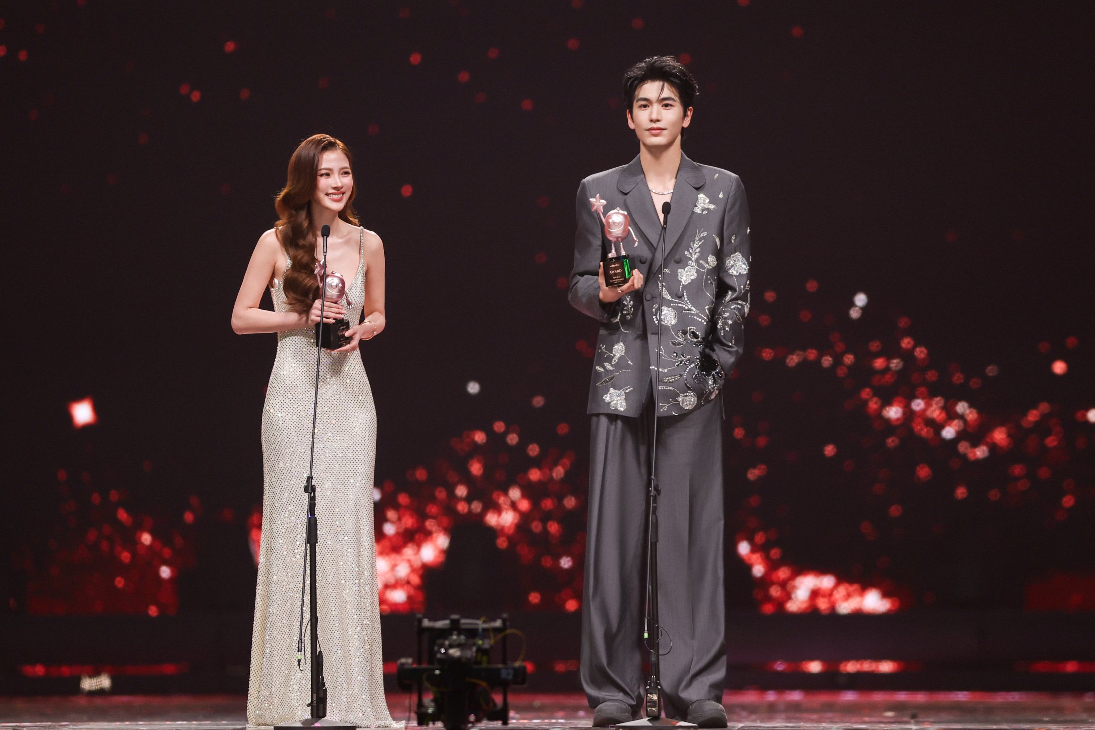 ใบเฟิร์น พิมพ์ชนก รับรางวัลที่จีน