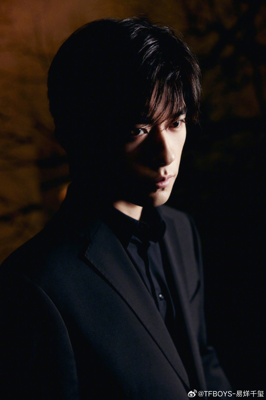 จาก TFBOYS สู่เจ้าพ่อหนังจีน! เปิดประวัติ 