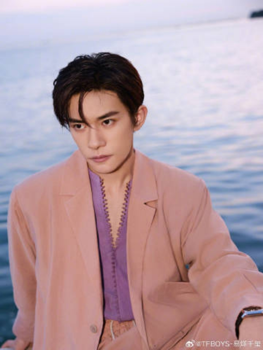 จาก TFBOYS สู่เจ้าพ่อหนังจีน! เปิดประวัติ 