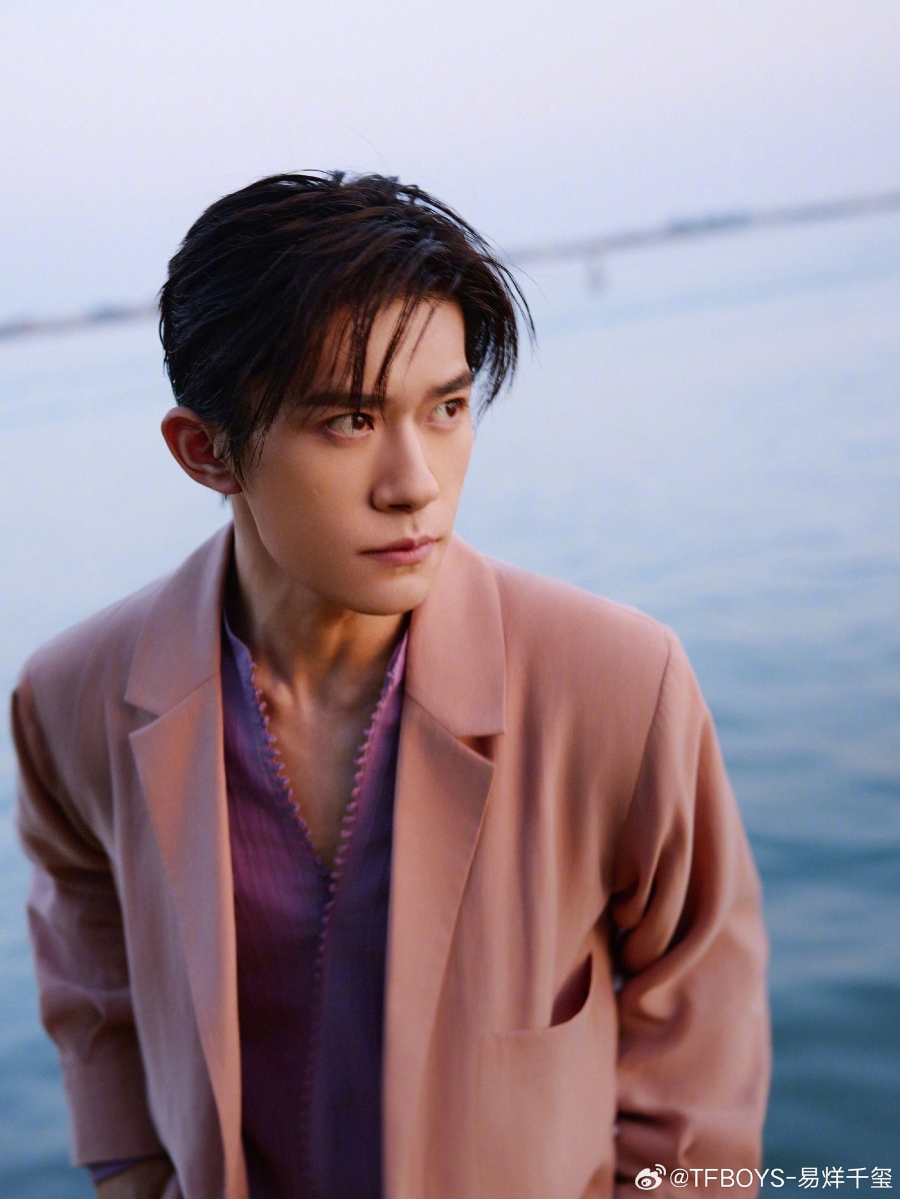 จาก TFBOYS สู่เจ้าพ่อหนังจีน! เปิดประวัติ 