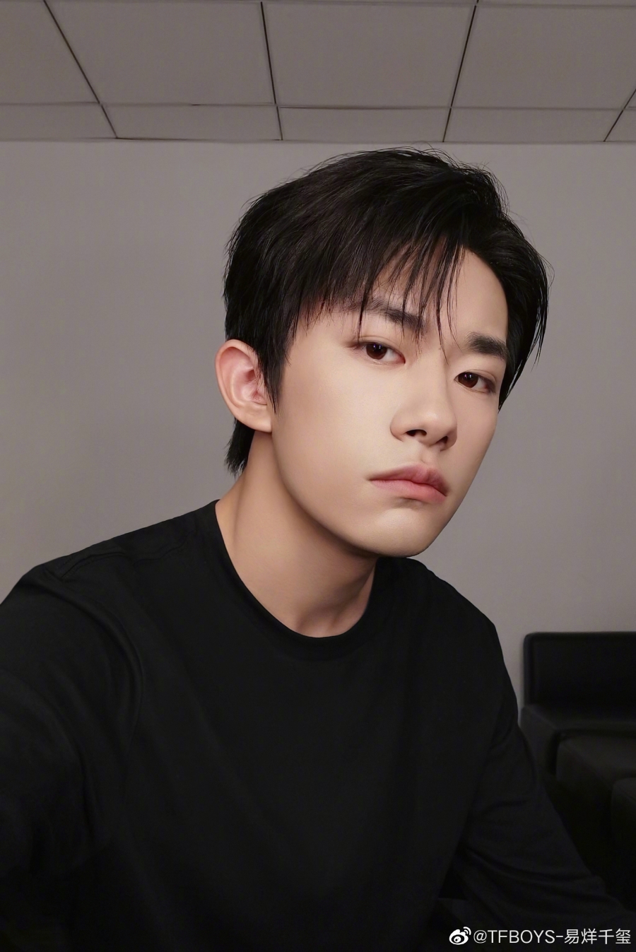 จาก TFBOYS สู่เจ้าพ่อหนังจีน! เปิดประวัติ 