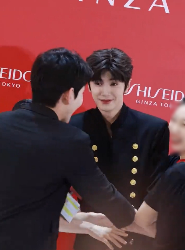 เฉินเจ๋อหย่วน โดนพนักงานกอด