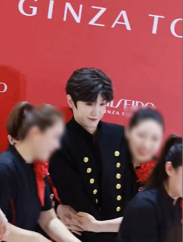 เฉินเจ๋อหย่วน โดนพนักงานกอด