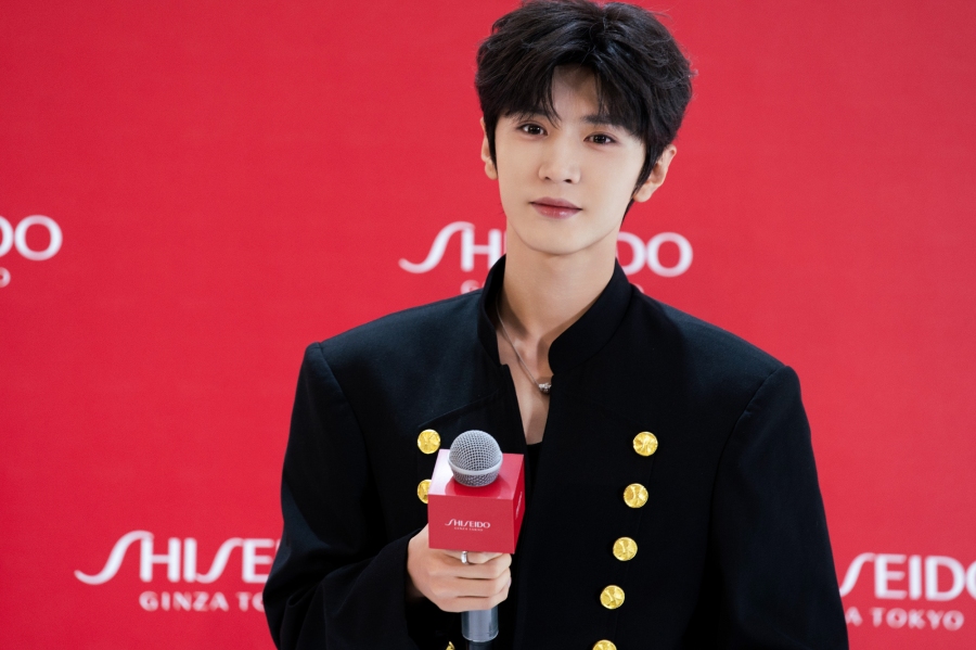 เฉินเจ๋อหย่วน โดนพนักงานกอด