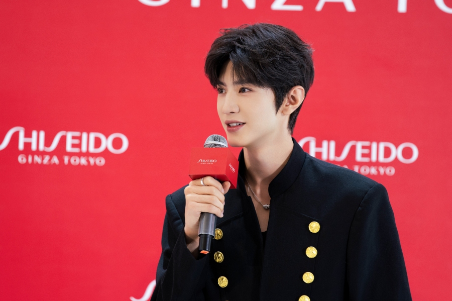 เฉินเจ๋อหย่วน โดนพนักงานกอด