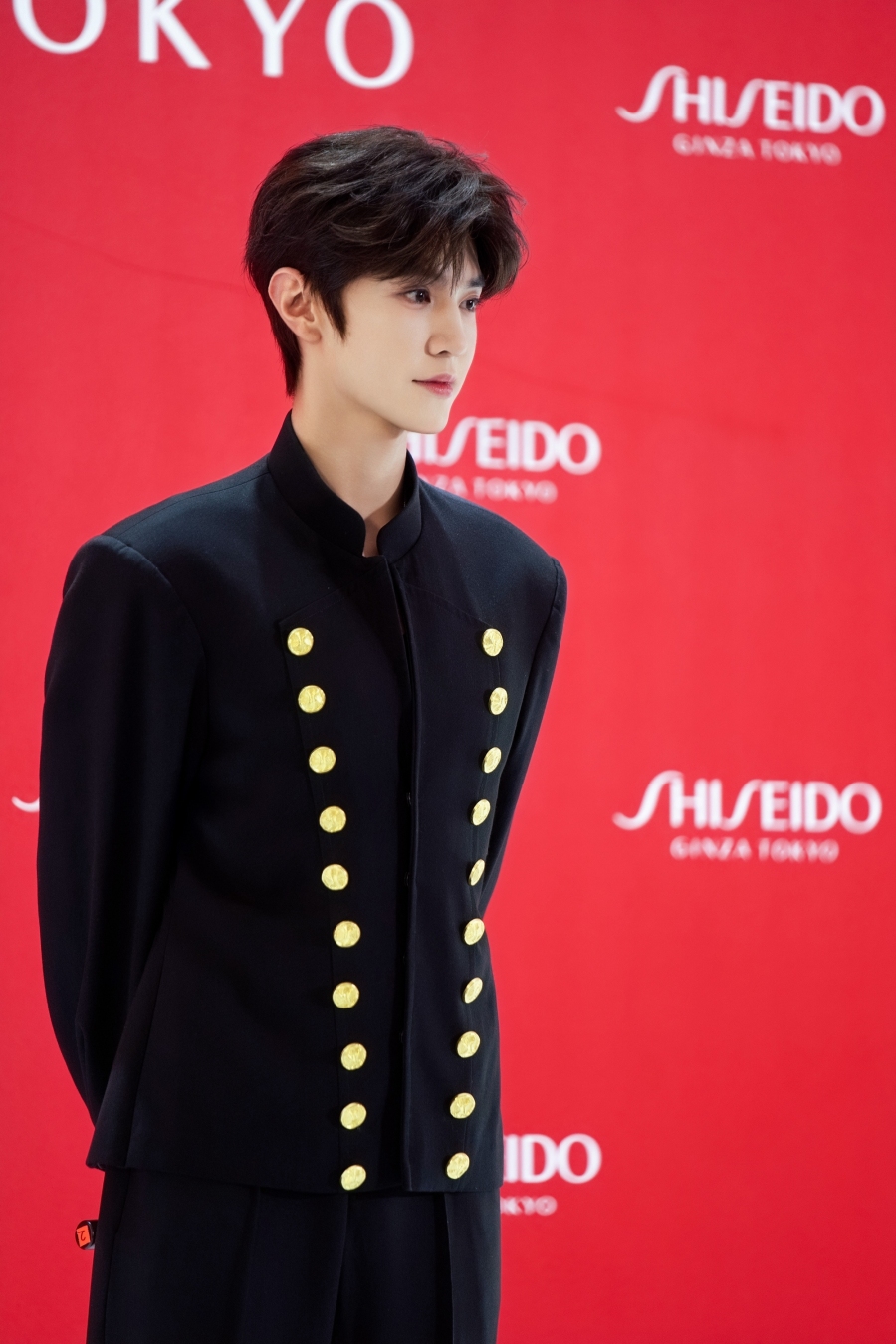 เฉินเจ๋อหย่วน โดนพนักงานกอด