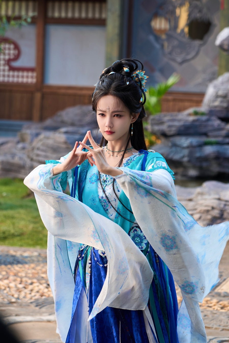 ประวัติ หลี่อี้ถง (Li Yi Tong) นางเอกจีน