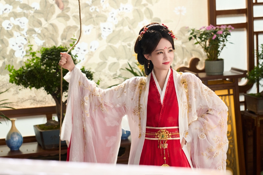 ประวัติ หลี่อี้ถง (Li Yi Tong) นางเอกจีน