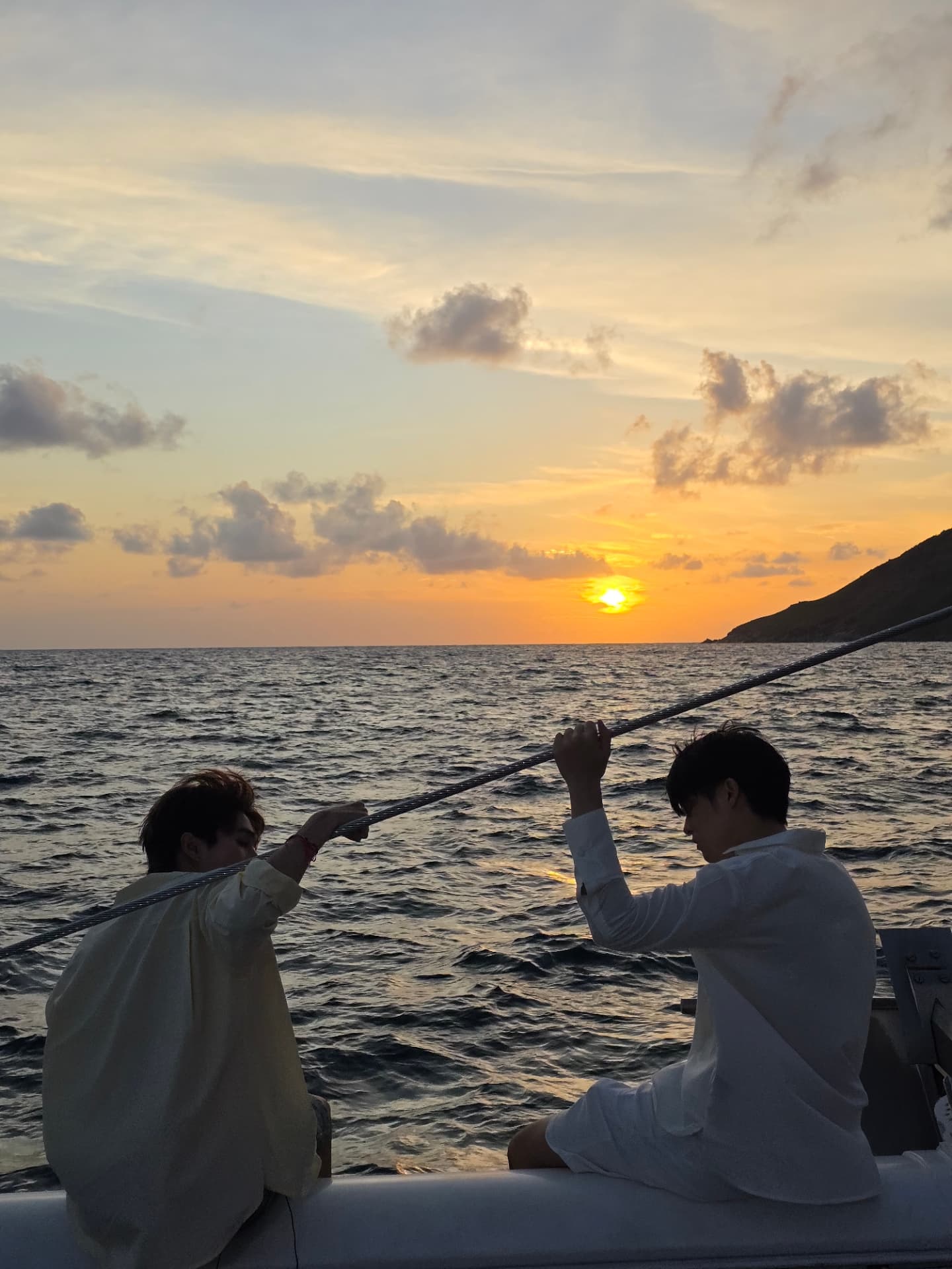 สกาย-นานิ แชะภาพคู่ท่ามกลางแสงทะเลยามเย็น