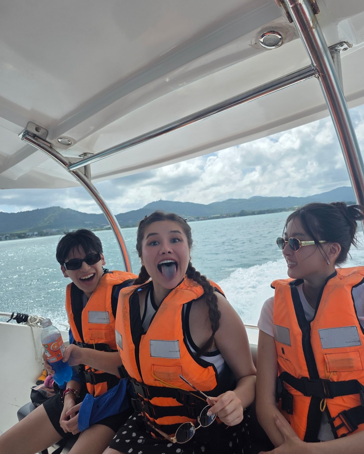 สกาย-นานิ แชะภาพคู่ท่ามกลางแสงทะเลยามเย็น