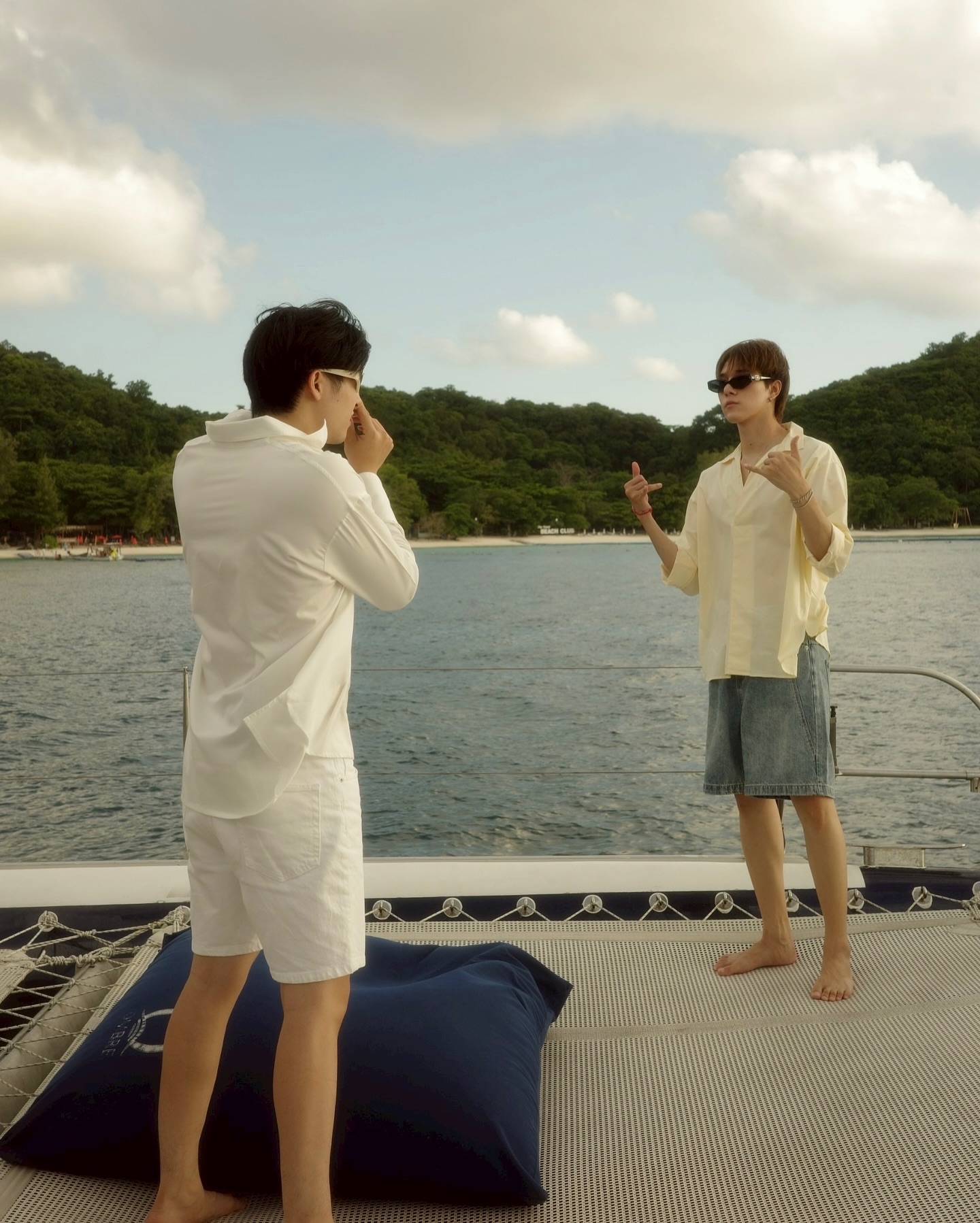 สกาย-นานิ แชะภาพคู่ท่ามกลางแสงทะเลยามเย็น