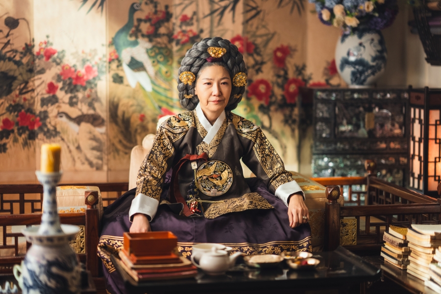 เรื่องย่อ Bon Appétit, Your Majesty เมนูรักพิชิตใจราชา (2025)