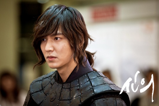 12 พระเอกเกาหลีในชุดฮันบก หล่อสง่าจนแฟนๆ หวีดไม่หยุด