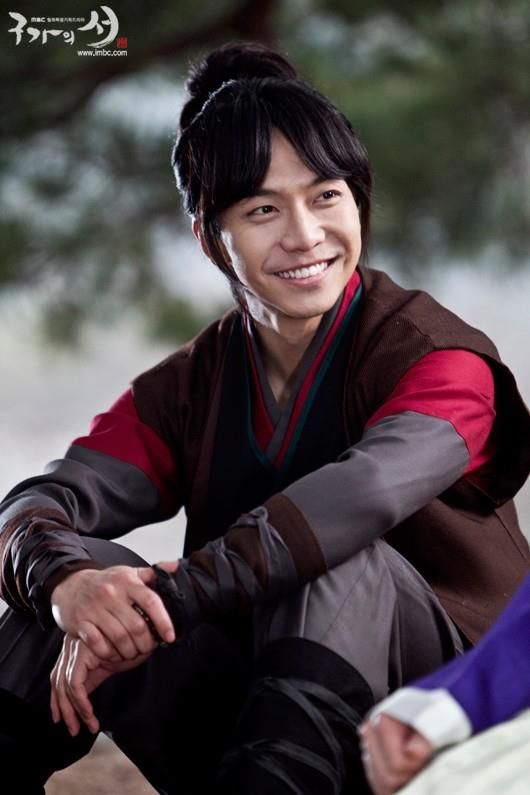 12 พระเอกเกาหลีในชุดฮันบก หล่อสง่าจนแฟนๆ หวีดไม่หยุด