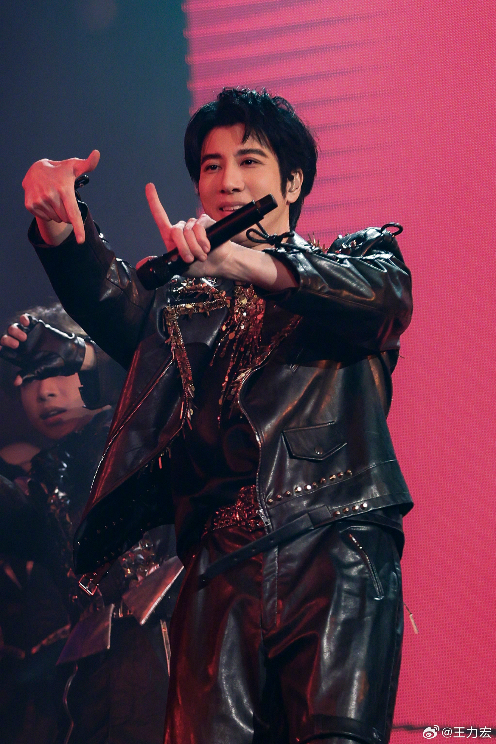 หวังลี่หงโชว์ลุคอมตะ ทำแฟนตะลึงเหมือนย้อนวัย 30