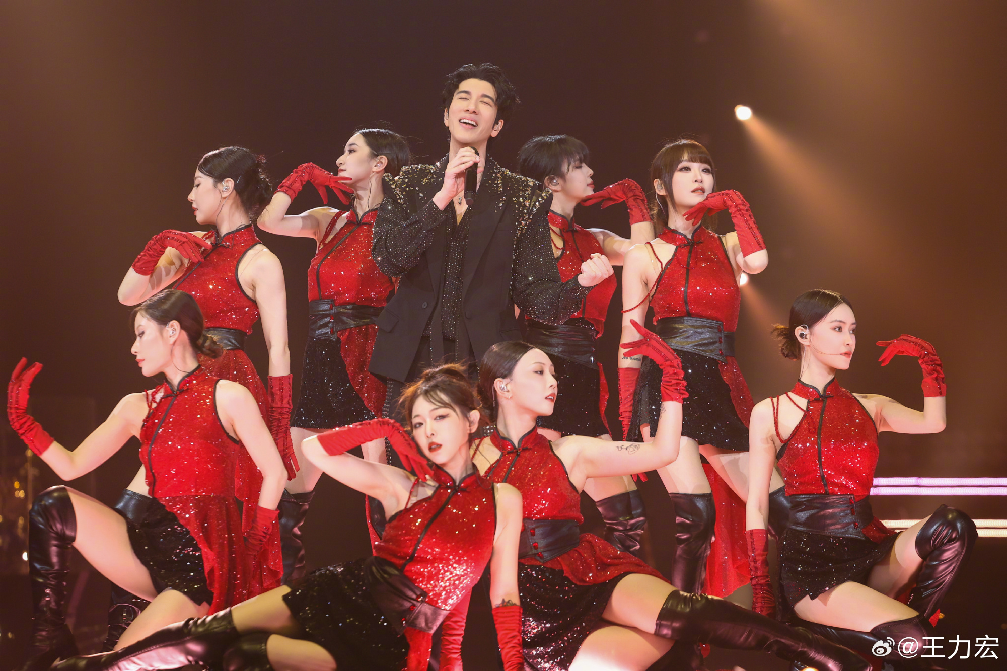 หวังลี่หงโชว์ลุคอมตะ ทำแฟนตะลึงเหมือนย้อนวัย 30