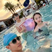 ออร่ามาเต็ม! น้องเนเน่ ลูกสาวอู๋จุน วัย 15 ปี สวยสะดุดตา ถูกจับตาเตรียมเข้าวงการ