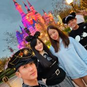 ออร่ามาเต็ม! น้องเนเน่ ลูกสาวอู๋จุน วัย 15 ปี สวยสะดุดตา ถูกจับตาเตรียมเข้าวงการ