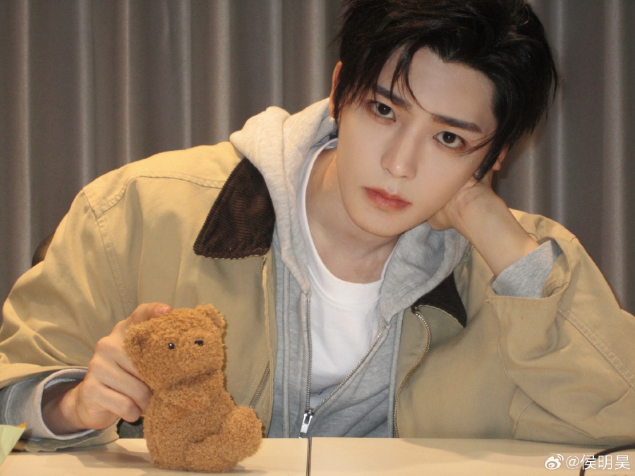 9 พระเอกจีนที่เดบิวต์เรื่องแรกก็ขึ้นแท่นพระเอกเลย