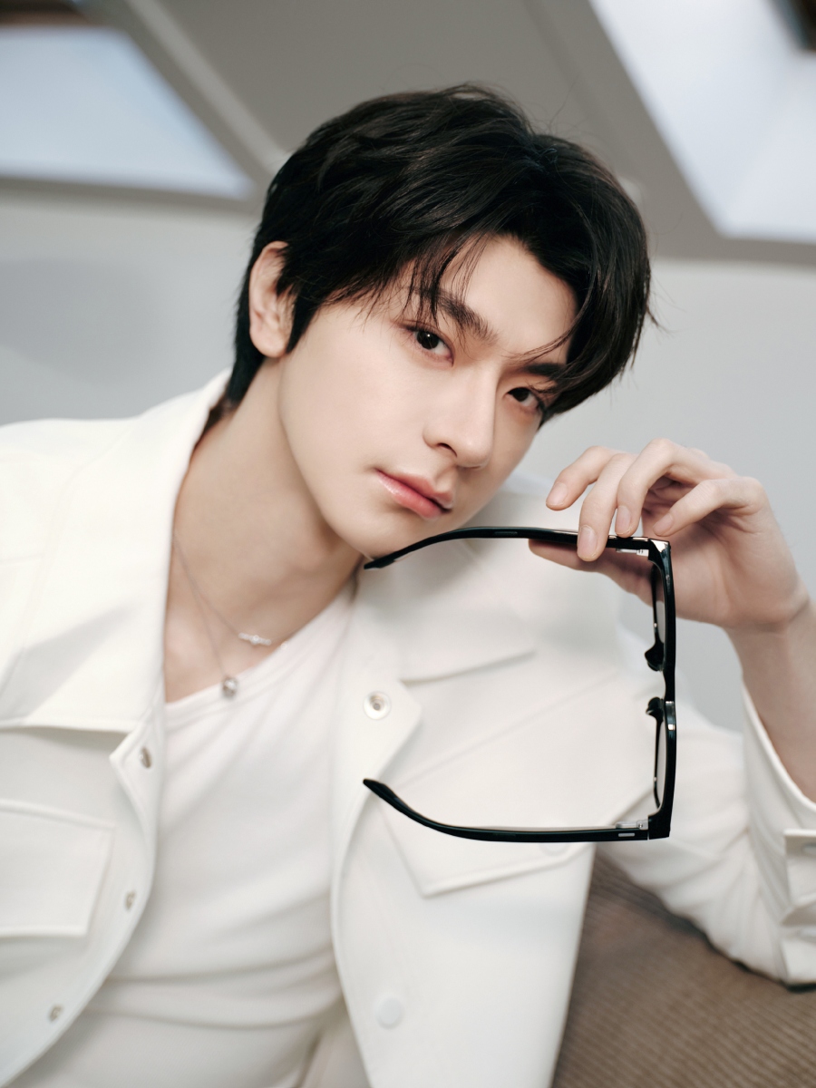 9 พระเอกจีนที่เดบิวต์เรื่องแรกก็ขึ้นแท่นพระเอกเลย