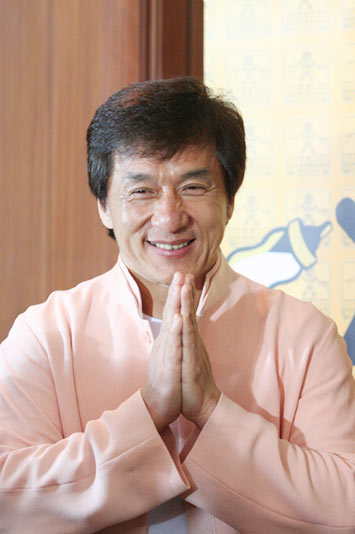 เฉินหลง บินมาไทย พบแฟนหนัง แวะเติมพลังใจให้เด็ก ๆ