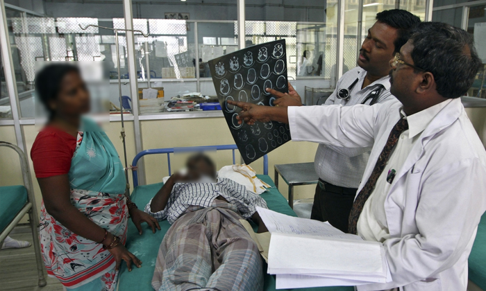 หมอเถื่อนอินเดียใช้เข็มปนเปื้อน ทำชาวบ้านติดเอชไอวีเพียบ