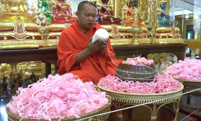พระเกจินครปฐม ปลุกเสกวัตถุมงคลสีชมพู แจกวันวาเลนไทน์