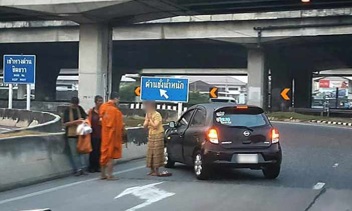 แบบนี้ก็ได้เหรอ เก๋งจอดขวางถนนขึ้นทางด่วน ลงตักบาตรพระสุดชิลล์