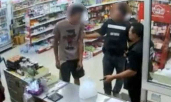 แชร์ว่อน! คลิปเจ้าหน้าที่ทุบหลังหนุ่มซื้อน้ำแข็ง