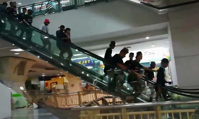 แก๊งโจ๋เมียนมา ยกพวกไล่ตีกัน กลางห้างดังย่านลาดพร้าว