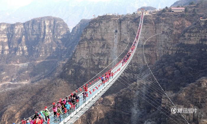 แน่นขนัด นักท่องเที่ยวแห่เที่ยวสะพานกระจกยาวที่สุดในโลกที่เมืองจีน