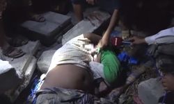 สุดสลด เด็กชายนอนกอดร่างพ่อเสียชีวิตจากเหตุโจมตีทางอากาศในเยเมน ไม่ยอมห่าง