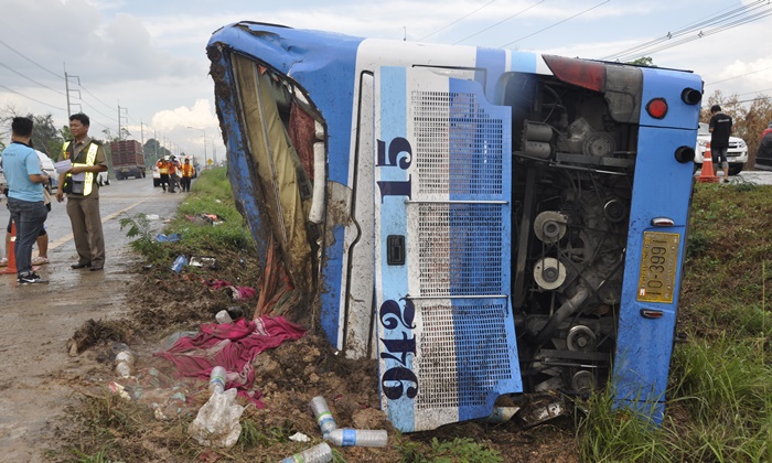 อุบัติเหตซ้ำซ้อน รถบัสถนนลื่นคว่ำเจ็บ 21 รถกู้ภัยชนอีกดับ 1 ศพ