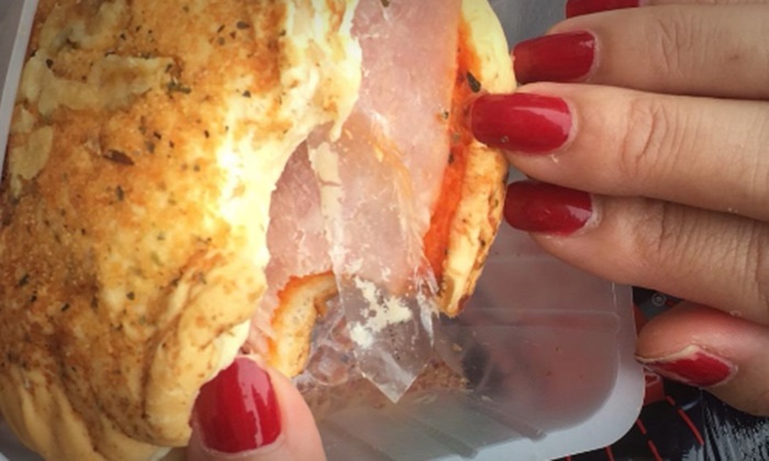 กัดคำแรกแทบกินไม่ลง ร้องเศษพลาสติกอยู่ในเบอร์เกอร์ร้านดัง