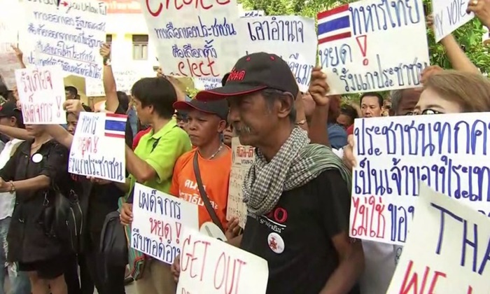 “คนอยากเลือกตั้ง” ชุมนุมจี้ทหารกลับกรม ลั่น 22 พ.ค.บุกทำเนียบ