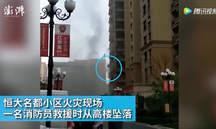 นักดับเพลิงจีนตายในหน้าที่ หลังช่วยดับเพลิงดึก 19 ชั้นแล้วพลาดตกลงมา