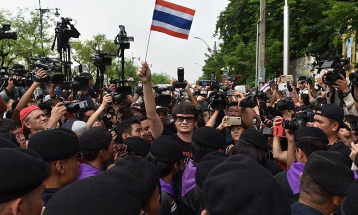 ไปต่อไม่ได้ "ม็อบคนอยากเลือกตั้ง" เจรจาขอเปิดทางเคลื่อนขบวนต่อ