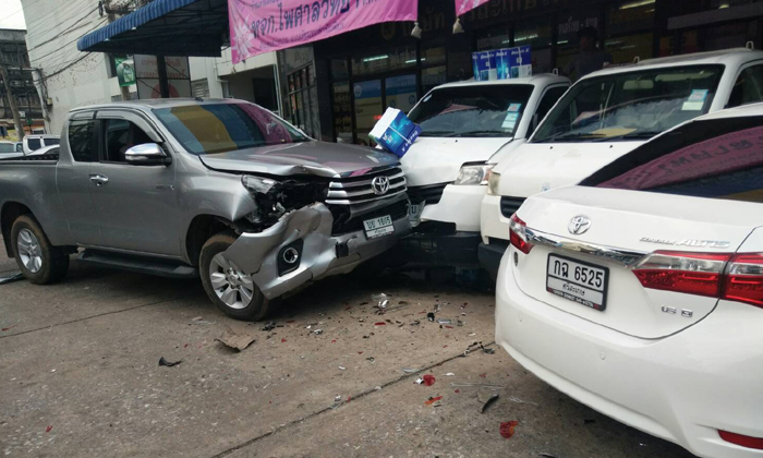 อุทาหรณ์ หนุ่มใหญ่เหยียบเบรกผิดไปเหยียบคันเร่ง รถพุ่งชน 6 คันรวด