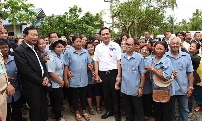 "ประยุทธ์" เช็กเรตติ้งที่พิจิตร ลั่นไม่ต้องรักนายกฯ แต่ขอให้รักชาติ