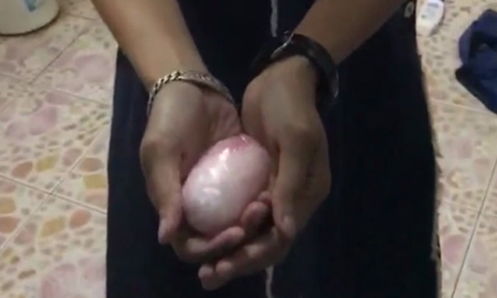 สาววัย 32 ซุกยาไอซ์ในอวัยวะเพศ ส่งข้ามเกาะพะงัน มูลค่า 3.2 แสนบาท