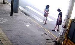 ชาวเน็ตจีนด่าระงม จนท.หญิงจัดฉากทิ้งก้นบุหรี่ หวังใส่ร้ายคนกวาดถนน