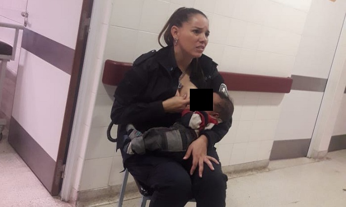 ตำรวจหญิงอาร์เจน ได้เลื่อนขั้น หลังให้นมทารกหิวโซ ขณะออกตรวจโรงพยาบาล