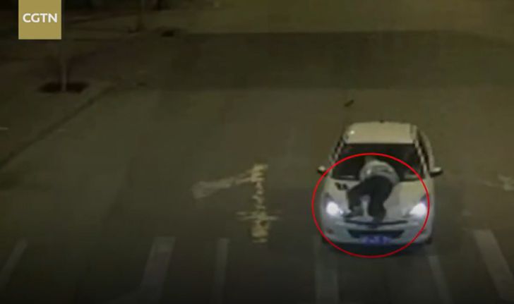 ตำรวจจีนมือกาว กระโดดเกาะรถเมาแล้วขับ ซิ่งไปไกลกว่า 5 กม. (มีคลิป)