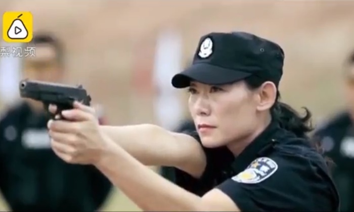 ครูสาวจีนโชว์ “ยิงกระสุนตอกตะปู” แม่นเหมือนจับวาง