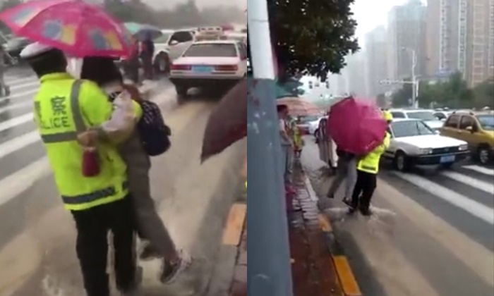 ได้ใจประชาชน ตำรวจจีนอุ้มเด็กลุยน้ำท่วมพาข้ามถนนไปเข้าเรียน