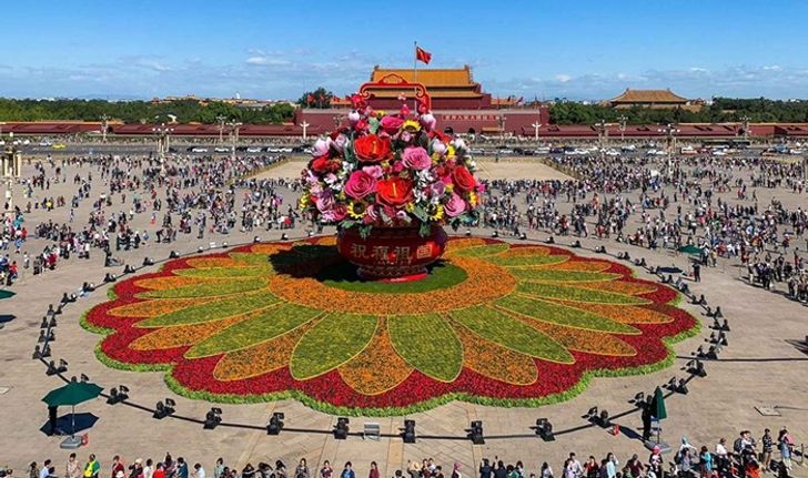 ใหญ่มาก จีนตั้ง “ตะกร้าดอกไม้ยักษ์” เตรียมฉลองวันชาติปีที่ 69